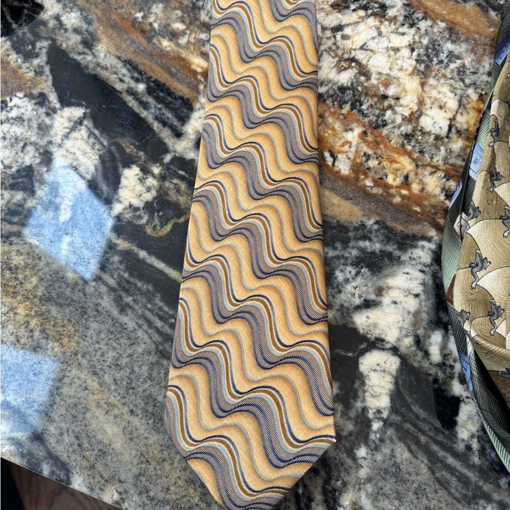 Elegant Wave Pattern Tie in Gold and Blue